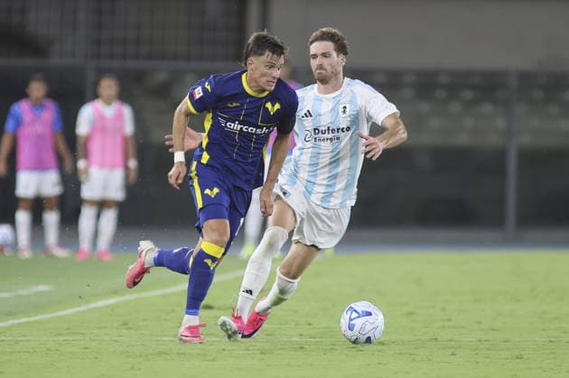 IPA87565385 - Mattia Compagnon of Hellas Verona FC battles for the ball with Andrea Franzoni of Virtus Entella during the Hellas Verona FC vs. Virtus Entella match, the 32nd round of the 2026-27 Coppa Italia Frecciarossa, at Marcantonio Bentegodi Stadium in Verona (VR), Italy, on August 16, 2026.  Copyright: xDavidexCasentini IPAxSportx xx 87565385