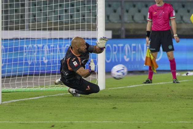 IPA87565377 - Nicola Leali of Hellas Verona FC makes a save on a penalty kick during the Hellas Verona FC vs. Virtus Entella match, the 32nd round of the 2026-27 Coppa Italia Frecciarossa, at the Marcantonio Bentegodi Stadium in Verona (VR), Italy, on August 16, 2026.  Copyright: xDavidexCasentini IPAxSportx xx 87565377