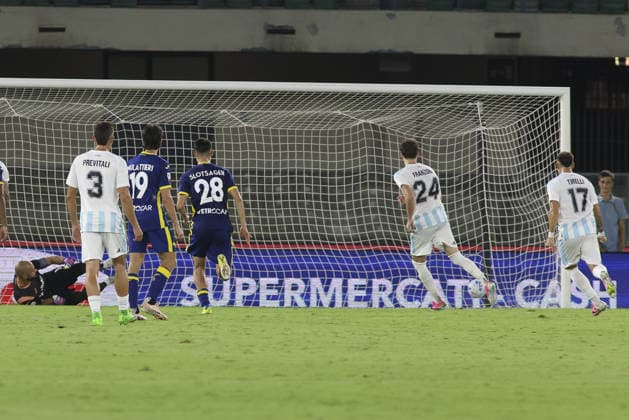 IPA87565378 - Andrea Franzoni of Virtus Entella scores a goal on a penalty kick during the Hellas Verona FC vs. Virtus Entella match, the 32nd round of the 2026-27 Coppa Italia Frecciarossa, at Marcantonio Bentegodi Stadium in Verona (VR), Italy, on August 16, 2026.  Copyright: xDavidexCasentini IPAxSportx xx 87565378
