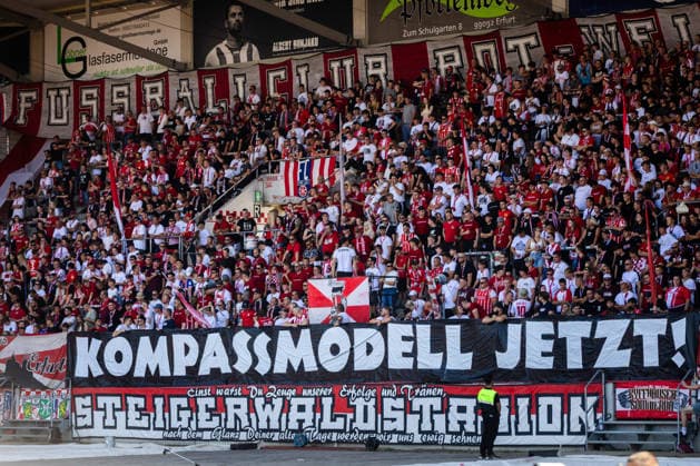 Erfurt , 150826 , Fussball Regionalliga Nordost FC Rot Weiss Erfurt gegen 1.FC Magdeburg U23 im Bild: Erfurter Fans mit Transparent zur Aufstiegsreform , Kompassmodell Jetzt!