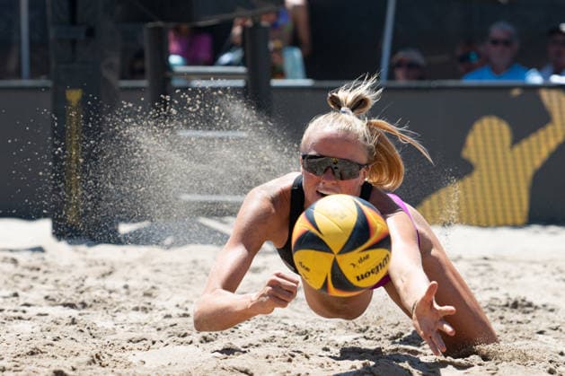 2026 AVP Manhattan Beach Open Megan Kraft dives to save the play during the 2026 Manhattan Beach Open at Manhattan Beach Pier on August 16, 2026. Manhattan Beach Californai United States  Copyright: xEdwinxSox originalFilename:so-2026avpm260816_npeVZ.jpg