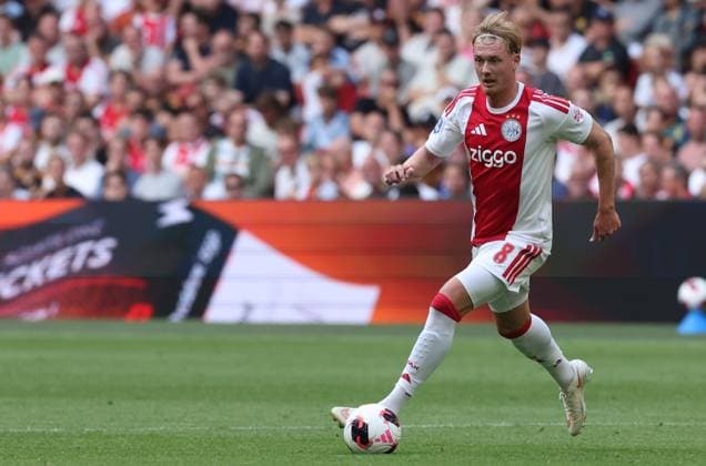 AMSTERDAM - AFC Ajax Amsterdam middenvelder Julian Brandt tijdens de Vriendenloterij eredivisie wedstrijd tussen Ajax en SC Heerenveen in Johan Cruijff ArenA op 16 augustus 2026 in Amsterdam , Nederland. - *** AMSTERDAM — AFC Ajax Amsterdam midfielder Julian Brandt during the Vriendenloterij Eredivisie match between Ajax and SC Heerenveen at the Johan Cruijff ArenA on August 16, 2026, in Amsterdam, the Netherlands