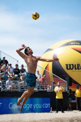 2026 AVP Manhattan Beach Open Taylor Crabb jumps to make a serve during the 2026 Manhattan Beach Open at Manhattan Beach Pier on August 16, 2026. Manhattan Beach Californai United States  Copyright: xEdwinxSox originalFilename:so-2026avpm260816_npmuG.jpg