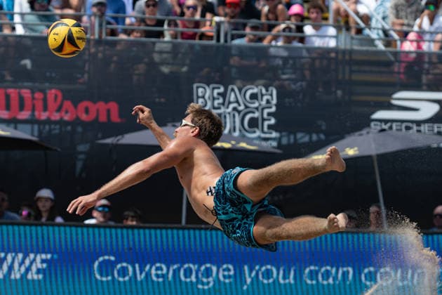 2026 AVP Manhattan Beach Open Taylor Crabb jumps to save the play during the 2026 Manhattan Beach Open at Manhattan Beach Pier on August 16, 2026. Manhattan Beach Californai United States  Copyright: xEdwinxSox originalFilename:so-2026avpm260816_np2wX.jpg