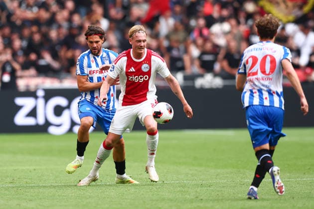 AMSTERDAM, NETHERLANDS - AUGUST 16: Hristiyan Petrov of sc Heerenveen, Julian Brandt of Ajax during the Dutch Eredivisie match between AFC Ajax and SC Heerenveen at Johan Cruyff Arena on August 16, 2026 in Amsterdam, Netherlands.  Copyright: xMTB MBxMediax