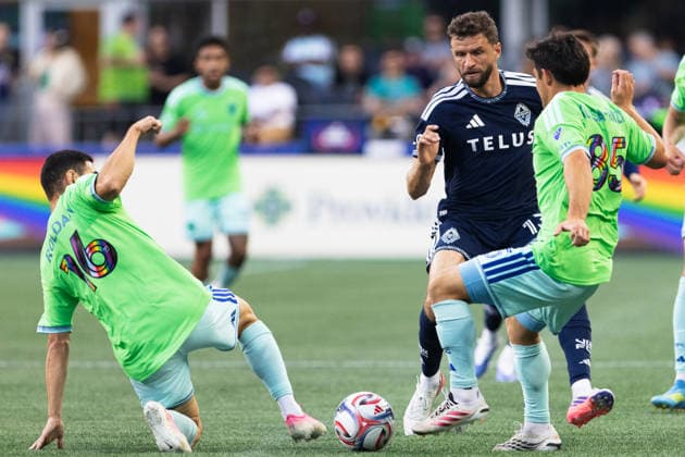 Thomas Müller, Alex Roldan and Kalani Kosta-Rienzi seen during MLS, Fussball Herren, USA game between teams of Seattle Sounders and Vancouver Whitecaps (Gael Amador Ball Raw Images) Seattle Lumen Field USA Copyright: xGaelxAmadorx Sounders_vs_Whitecaps0079