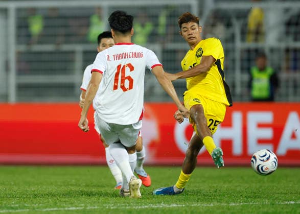 Malaysia Vs Vietnam in Kuala Lumpur, Malaysia - 16 Aug 2026 Thanh Chung Nguyen of Vietnam (L) and Muhammad Faris Danish Bin Asrul of Malaysia seen in action during the ASEAN Hyundai Cup 2026 First-Leg Semi-Final match between Malaysia and Vietnam at Kuala Lumpur Football Stadium. Final score; Malaysia 0:2 Vietnam Kuala Lumpur Malaysia Copyright: xWongxFokxLoyx xSOPAxImagesx 20260816_AFW_0561 copy