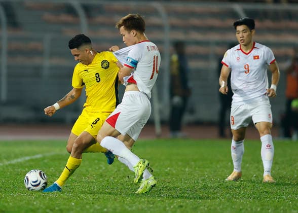 Malaysia Vs Vietnam in Kuala Lumpur, Malaysia - 16 Aug 2026 Sergio Fabian Ezequiel Aguero of Malaysia (L) and Hoang Duc Nguyen of Vietnam seen in action during the ASEAN Hyundai Cup 2026 First-Leg Semi-Final match between Malaysia and Vietnam at Kuala Lumpur Football Stadium. Final score; Malaysia 0:2 Vietnam Kuala Lumpur Malaysia Copyright: xWongxFokxLoyx xSOPAxImagesx 20260816_AFW_0852 copy