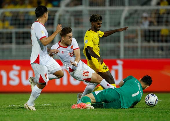 Malaysia Vs Vietnam in Kuala Lumpur, Malaysia - 16 Aug 2026 Muhammad Azri Bin Ab Ghani (R), Pavithran Gunalan of Malaysia (R2) and Hoang Viet Anh Bui (L2), Thanh Chung Nguyen (L) of Vietnam seen in action during the ASEAN Hyundai Cup 2026 First-Leg Semi-Final match between Malaysia and Vietnam at Kuala Lumpur Football Stadium. Final score; Malaysia 0:2 Vietnam Kuala Lumpur Malaysia Copyright: xWongxFokxLoyx xSOPAxImagesx 20260816_AFW_1230 copy
