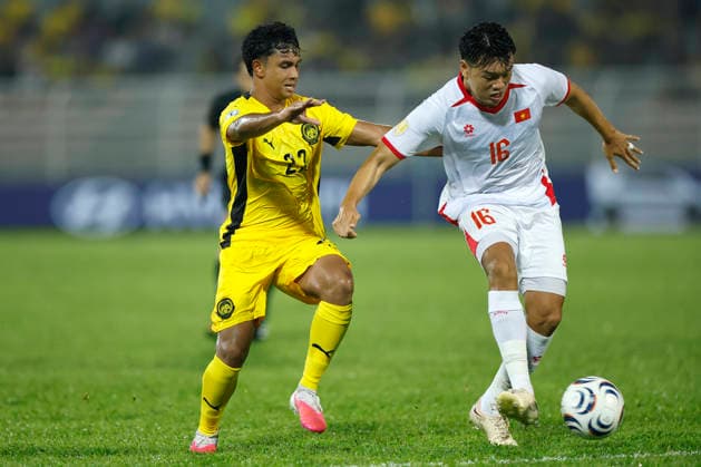 Malaysia Vs Vietnam in Kuala Lumpur, Malaysia - 16 Aug 2026 Thanh Chung Nguyen of Vietnam (R) and Daryl Sham KK George of Malaysia seen in action during the ASEAN Hyundai Cup 2026 First-Leg Semi-Final match between Malaysia and Vietnam at Kuala Lumpur Football Stadium. Final score; Malaysia 0:2 Vietnam Kuala Lumpur Malaysia Copyright: xWongxFokxLoyx xSOPAxImagesx 20260816_AFW_1432 copy
