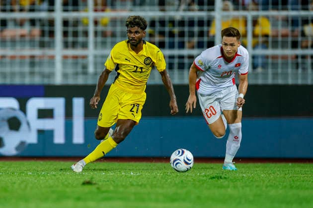 Malaysia Vs Vietnam in Kuala Lumpur, Malaysia - 16 Aug 2026 Pavithran Gunalan of Malaysia (L) and Hoang Viet Anh Bui of Vietnam seen in action during the ASEAN Hyundai Cup 2026 First-Leg Semi-Final match between Malaysia and Vietnam at Kuala Lumpur Football Stadium. Final score; Malaysia 0:2 Vietnam Kuala Lumpur Malaysia Copyright: xWongxFokxLoyx xSOPAxImagesx 20260816_AFW_1548 copy