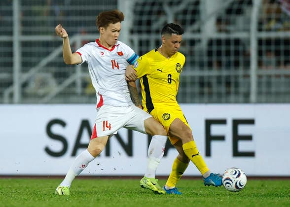 Malaysia Vs Vietnam in Kuala Lumpur, Malaysia - 16 Aug 2026 Hoang Duc Nguyen of Vietnam (L) and Sergio Fabian Ezequiel Aguero of Malaysia seen in action during the ASEAN Hyundai Cup 2026 First-Leg Semi-Final match between Malaysia and Vietnam at Kuala Lumpur Football Stadium. Final score; Malaysia 0:2 Vietnam Kuala Lumpur Malaysia Copyright: xWongxFokxLoyx xSOPAxImagesx 20260816_AFW_1935 copy