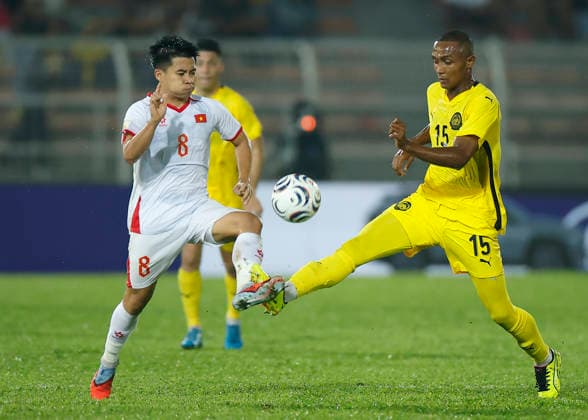Malaysia Vs Vietnam in Kuala Lumpur, Malaysia - 16 Aug 2026 Ibrahim Bin Manusi of Malaysia (R) and Pham Thanh Long Le of Vietnam seen in action during the ASEAN Hyundai Cup 2026 First-Leg Semi-Final match between Malaysia and Vietnam at Kuala Lumpur Football Stadium. Final score; Malaysia 0:2 Vietnam Kuala Lumpur Malaysia Copyright: xWongxFokxLoyx xSOPAxImagesx 20260816_AFW_2760 copy
