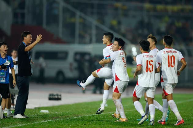 Malaysia Vs Vietnam in Kuala Lumpur, Malaysia - 16 Aug 2026 Vietnam s players celebrate after scoring a second goal during the ASEAN Hyundai Cup 2026 First-Leg Semi-Final match between Malaysia and Vietnam at Kuala Lumpur Football Stadium. Final score; Malaysia 0:2 Vietnam Kuala Lumpur Malaysia Copyright: xWongxFokxLoyx xSOPAxImagesx 20260816_AFW_2901 copy