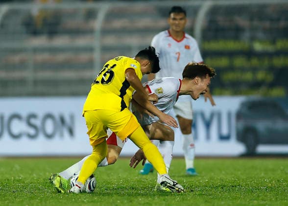 Malaysia Vs Vietnam in Kuala Lumpur, Malaysia - 16 Aug 2026 Ziad El Basheer Bin Norhisham of Malaysia and Minh Gia Bao Khong of Vietnam seen in action during the ASEAN Hyundai Cup 2026 First-Leg Semi-Final match between Malaysia and Vietnam at Kuala Lumpur Football Stadium. Final score; Malaysia 0:2 Vietnam Kuala Lumpur Malaysia Copyright: xWongxFokxLoyx xSOPAxImagesx 20260816_AFW_3104 copy