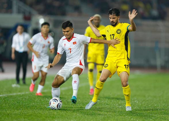 August 16, 2026, Kuala Lumpur, Malaysia: Xuan Manh Pham of Vietnam (L) and Sturmer Dos Reis Paulo Josue of Malaysia seen in action during the ASEAN Hyundai Cup 2026 First-Leg Semi-Final match between Malaysia and Vietnam at Kuala Lumpur Football Stadium. Final score; Malaysia 0:2 Vietnam Malaysia Vs Vietnam In Kuala Lumpur, Malaysia - 16 Aug 2026  - ZUMAs197 20260816_aaa_s197_302 Copyright: xWongxFokxLoyx