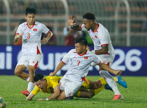 August 16, 2026, Kuala Lumpur, Malaysia: Sergio Fabian Ezequiel Aguero of Malaysia (L2) and Xuan Manh Pham (R2), Xuan Son Nguyen (R) of Vietnam seen in action during the ASEAN Hyundai Cup 2026 First-Leg Semi-Final match between Malaysia and Vietnam at Kuala Lumpur Football Stadium. Final score; Malaysia 0:2 Vietnam Kuala Lumpur Malaysia - ZUMAs197 20260816_aaa_s197_312 Copyright: xWongxFokxLoyx
