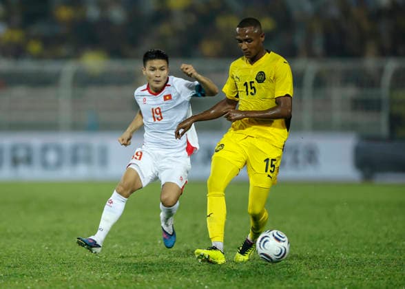 August 16, 2026, Kuala Lumpur, Malaysia: Ibrahim Bin Manusi of Malaysia (R) and Quang Hai Nguyen of Vietnam seen in action during the ASEAN Hyundai Cup 2026 First-Leg Semi-Final match between Malaysia and Vietnam at Kuala Lumpur Football Stadium. Final score; Malaysia 0:2 Vietnam Kuala Lumpur Malaysia - ZUMAs197 20260816_aaa_s197_317 Copyright: xWongxFokxLoyx