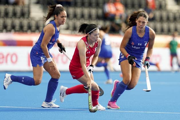 AMSTELVEEN - Emi Nishikori of Japan in a duel with Josefa Salas of Chile (L) and Antonia Orchard of Chile (R) during the group stage match at the Hockey World Cup between Chile and Japan at the Wagener Stadium. BAS CZERWINSKI ANP xVIxANPxSportx xxANPxIVx 565685157 originalFilename: 565685157.jpg