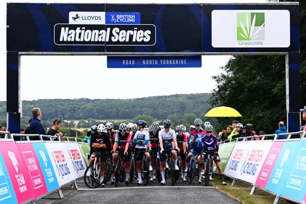 2026 North Yorkshire Grand Prix Picture by Olly Hassell SWpix.com - 16 08 2026 - British Cycling - 2026 Lloyds National Road Series - North Yorkshire Grand Prix - Ampleforth Abbey and College, North Yorkshire - Women™s Race - Riders pause for a minutes silence for Finlay Tarling Copyright: x xSWpix.comx(t axPhotographyxHubxLtd)xSimonxWilkinson SWpix.comx SWP-3030-17991