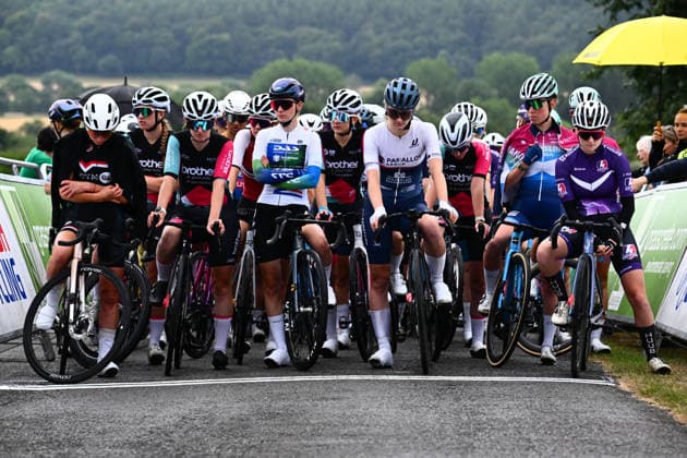 2026 North Yorkshire Grand Prix Picture by Olly Hassell SWpix.com - 16 08 2026 - British Cycling - 2026 Lloyds National Road Series - North Yorkshire Grand Prix - Ampleforth Abbey and College, North Yorkshire - Women™s Race - Riders pause for a minutes silence for Finlay Tarling Copyright: x xSWpix.comx(t axPhotographyxHubxLtd)xSimonxWilkinson SWpix.comx SWP-3030-17992