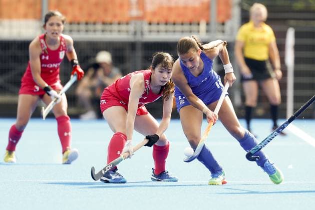 AMSTELVEEN - Laura Muller of Chile in a duel with Haruka Kawaguchi of Japan during the group stage match at the Hockey World Cup between Chile and Japan at the Wagener Stadium. BAS CZERWINSKI ANP xVIxANPxSportx xxANPxIVx 565685639 originalFilename: 565685639.jpg