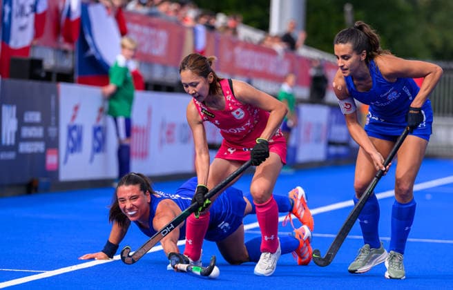 Hockey World Cup Day Three Rojas of Chile makes a desperate tackle during the Pool A match between Chile and Japan in the 2026 FIH Hockey World Cup at Wagener Stadium, Amstelveen 17 08 2026 UK Newspapers OUT Copyright: xGraemexWilcocksonx FIL-23792-0028