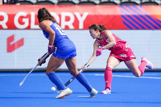 2026-08-17 Chile v Japan - FIH Hockey World Cup AMSTELVEEN, NETHERLANDS - AUGUST 17: Antonia Orchard of Chile, Rui Takashima of Japan during the FIH Hockey World Cup match between Chile and Japan at Wagener Stadion on August 17, 2026 in Amstelveen, Netherlands. Amstelveen Wagener Stadion Netherlands Content not available for redistribution in The Netherlands directly or indirectly through any third parties. Copyright: xAndrexWeeningx