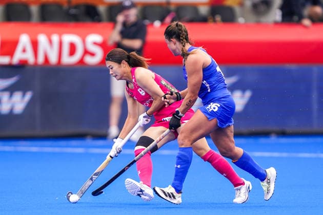 2026-08-17 Chile v Japan - FIH Hockey World Cup AMSTELVEEN, NETHERLANDS - AUGUST 17: Saki Tanaka of Japan, Constanza Palma of Chile during the FIH Hockey World Cup match between Chile and Japan at Wagener Stadion on August 17, 2026 in Amstelveen, Netherlands. Amstelveen Wagener Stadion Netherlands Content not available for redistribution in The Netherlands directly or indirectly through any third parties. Copyright: xAndrexWeeningx