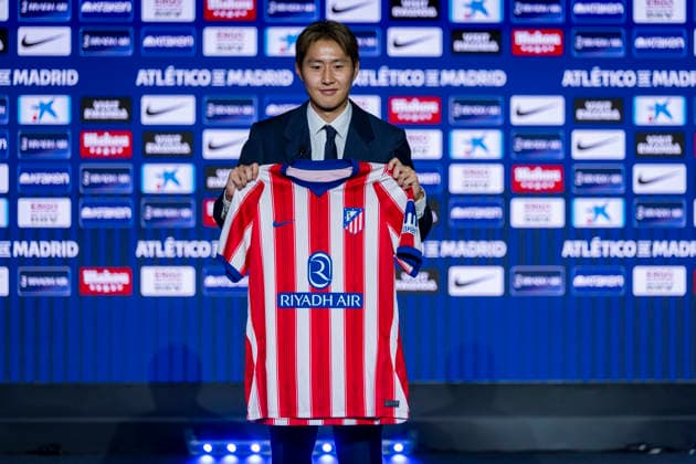 Kang-In Lee unveiling as new player of Atletico de Madrid Kang-In Lee poses for a photo showing the club shirt during his unveiling as new player of Atletico de Madrid at Estadio Riyadh Air Metropolitano on August 17, 2026 in Madrid, Spain. Madrid Estadio Riyadh Air Metropolitano Madrid Spain Copyright: xAlbertoxGardinx AGardin_20260817_Kang-In_Lee_0055