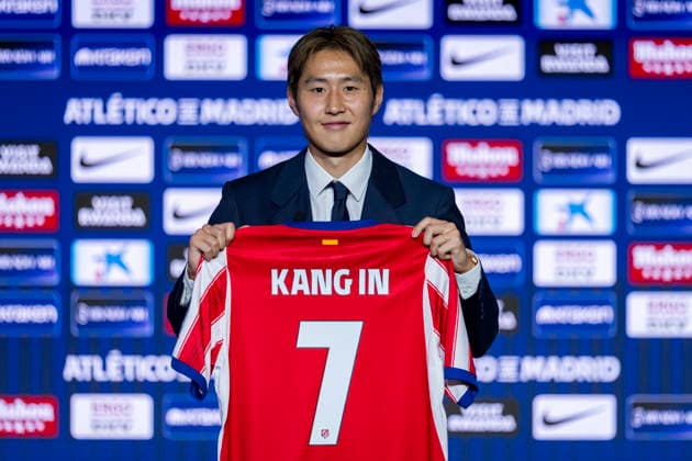 Kang-In Lee unveiling as new player of Atletico de Madrid Kang-In Lee poses for a photo showing the club shirt during his unveiling as new player of Atletico de Madrid at Estadio Riyadh Air Metropolitano on August 17, 2026 in Madrid, Spain. Madrid Estadio Riyadh Air Metropolitano Madrid Spain Copyright: xAlbertoxGardinx AGardin_20260817_Kang-In_Lee_0063