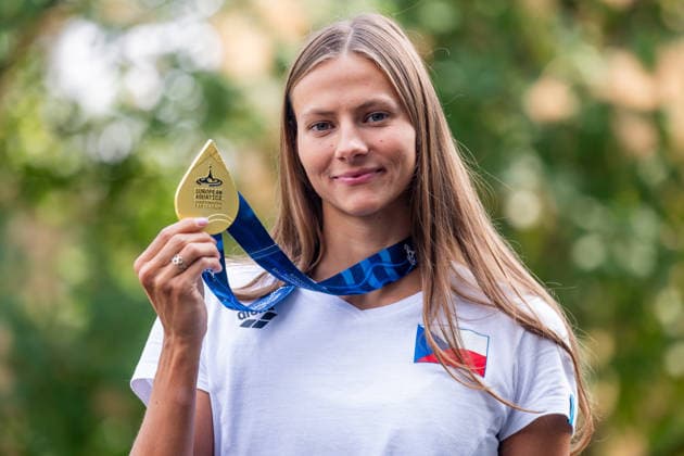 Czech swimmer Barbora Seemanova poses with her gold medal upon her return from the European Championships, on August 17, 2026, in Prague, Czech Republic. (CTKxPhoto OndrejxDeml) CTKPhotoP2026081703097  CTKPhotoP2026081703097