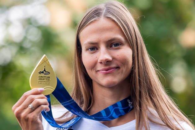 Czech swimmer Barbora Seemanova poses with her gold medal upon her return from the European Championships, on August 17, 2026, in Prague, Czech Republic. (CTKxPhoto OndrejxDeml) CTKPhotoP2026081703111  CTKPhotoP2026081703111