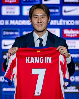 Kang-In Lee unveiling as new player of Atletico de Madrid Kang-In Lee poses for a photo showing the club shirt during his unveiling as new player of Atletico de Madrid at Estadio Riyadh Air Metropolitano on August 17, 2026 in Madrid, Spain. Madrid Estadio Riyadh Air Metropolitano Madrid Spain Copyright: xAlbertoxGardinx AGardin_20260817_Kang-In_Lee_0061