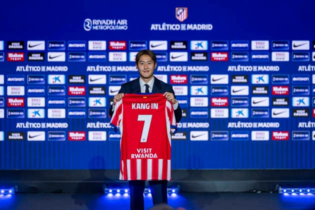 Kang-In Lee unveiling as new player of Atletico de Madrid Kang-In Lee poses for a photo showing the club shirt during his unveiling as new player of Atletico de Madrid at Estadio Riyadh Air Metropolitano on August 17, 2026 in Madrid, Spain. Madrid Estadio Riyadh Air Metropolitano Madrid Spain Copyright: xAlbertoxGardinx AGardin_20260817_Kang-In_Lee_0065