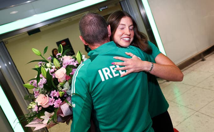 Modern Heptathlon Gold Medallist Kate O Connor Homecoming From 2026 European Athletics Championships, Dublin Airport, Dublin 17 8 2026 Kate O™Connor is presented with flowers by Athletics Ireland Deputy President Fintan Reilly Kate O™Connor is presented with flowers by Fintan Reilly 17 8 2026  Copyright: xx BB3_2481