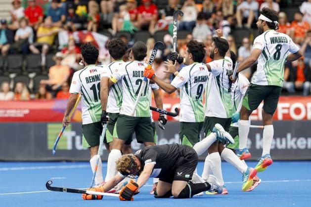 AMSTELVEEN - Pakistani players celebrate a goal during the group stage match at the Hockey World Cup between Pakistan and Wales at the Wagener Stadium. BAS CZERWINSKI ANP xVIxANPxSportx xxANPxIVx 565694380 originalFilename: 565694380.jpg