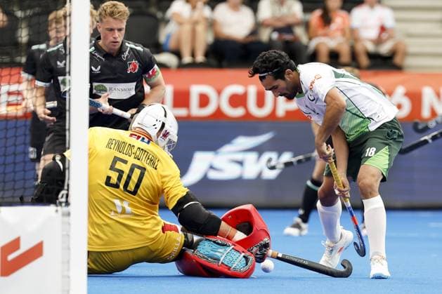 AMSTELVEEN - Abdul Rehman of Pakistan in a duel with Toby Reynolds-Cotterill of Wales during the group stage match at the Hockey World Cup between Pakistan and Wales at the Wagener Stadium. BAS CZERWINSKI ANP xVIxANPxSportx xxANPxIVx 565694418 originalFilename: 565694418.jpg