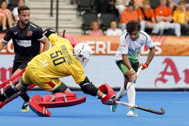 AMSTELVEEN - Hannan Shahid of Pakistan in a duel with Welsh goalkeeper Toby Reynolds-Cotterill during the group stage match at the Hockey World Cup between Pakistan and Wales at the Wagener Stadium. BAS CZERWINSKI ANP xVIxANPxSportx xxANPxIVx 565694527 originalFilename: 565694527.jpg