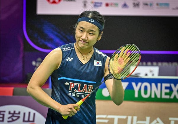 NEW DELHI, INDIA - AUGUST 17: South Korean badminton star An Se-young acknowledges cheering spectators after securing a victory against Bulgaria™s Kaloyana Nalbantova during their women s singles Round of 64 match on the opening day of the BWF World Championships 2026 at the Indira Gandhi Arena on August 17, 2026 in New Delhi, India. The top seed and reigning Olympic champion dispatched her Bulgarian opponent 21-14, 21-13 in a 41-minute encounter to book her spot in the second round. Marking her competitive return after a brief layoff due to a foot and ankle injury, world No. 1 An Se-young begins her campaign in the national capital as a strong favorite to reclaim the world title at the weeklong marquee tournament running through August 23. (Photo by Sanchit Khanna Hindustan Times) BWF World Championships 2026