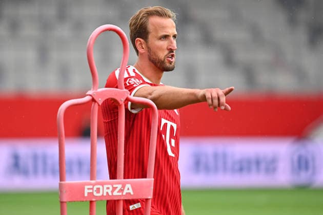 Harry KANE (Bayern Muenchen), Gestik,gibt Anweisungen, Aktion,Einzelbild,angeschnittenes Einzelmotiv,Halbfigur,halbe Figur. Oeffentliches Training FC Bayern Muenchen und Family Day am 17.08.2026 auf dem FC Bayern Campus in Muenchen. Fussball 1. Bundesliga,Saison 2026 2027. *** Harry KANE, Bayern Munich, gesturing, giving instructions, in action,Single frame, cropped single subject, half-length portrait, half-figure Public training session for FC Bayern Munich and Family Day on August 17, 2026, at the FC Bayern Campus in Munich; Soccer, Bundesliga 1, 2026–2027 season
