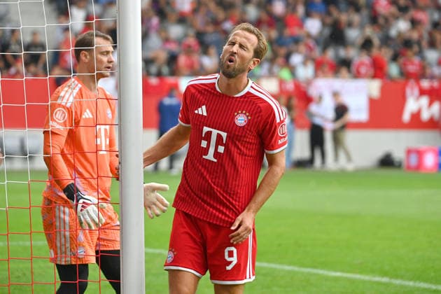 Harry KANE (Bayern Muenchen) nach einem Schlag auf den Fuss mit Schmerzen. hi:Manuel NEUER (Torwart Bayern Muenchen). Oeffentliches Training FC Bayern Muenchen und Family Day am 17.08.2026 auf dem FC Bayern Campus in Muenchen. Fussball 1. Bundesliga,Saison 2026 2027. *** Harry KANE of Bayern Munich was in pain after taking a blow to the foot; Manuel NEUER, goalkeeper for Bayern Munich; FC Bayern Munich public training session and Family Day on August 17, 2026, at the FC Bayern Campus in Munich; Soccer, Bundesliga 1,2026–2027 season