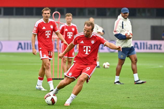 Harry KANE (Bayern Muenchen) am Ball,Aktion, hi:Joao PALHINHA (Bayern Muenchen),Trainer Vincent KOMPANY (Bayern Muenchen). Oeffentliches Training FC Bayern Muenchen und Family Day am 17.08.2026 auf dem FC Bayern Campus in Muenchen. Fussball 1. Bundesliga,Saison 2026 2027. *** Harry KANE with Bayern Munich,Action, hi Joao PALHINHA, Bayern Munich; Coach Vincent KOMPANY, Bayern Munich; Public Training Session and Family Day for FC Bayern Munich on August 17, 2026, at the FC Bayern Campus in Munich; Soccer, Bundesliga 1,2026–2027 season