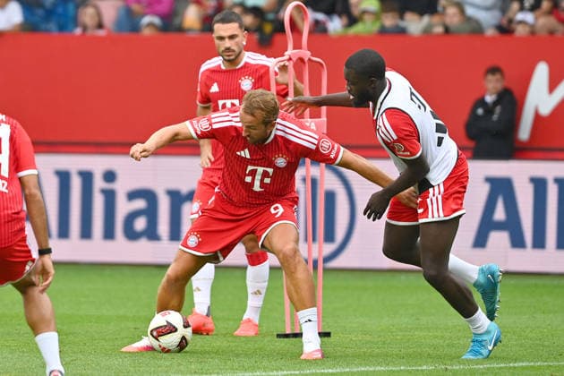 Harry KANE (Bayern Muenchen) am Ball,Aktion, Aktion,Zweikampf gegen Dayot UPAMECANO (Bayern Muenchen). hi:Arijon IBRAHIMOVIC (Bayern Muenchen). Oeffentliches Training FC Bayern Muenchen und Family Day am 17.08.2026 auf dem FC Bayern Campus in Muenchen. Fussball 1. Bundesliga,Saison 2026 2027. *** Harry KANE, Bayern Munich, on the ball, action, action,Tackle against Dayot UPAMECANO, Bayern Munich vs. Arijon IBRAHIMOVIC, Bayern Munich Public Training Session and Family Day on August 17, 2026, at the FC Bayern Campus in Munich Soccer, Bundesliga 1,2026–2027 season