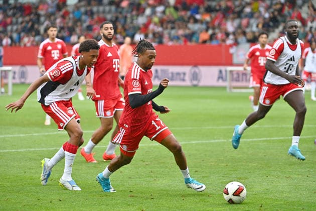 Michael OLISE (Bayern Muenchen), Aktion,Zweikampf gegen Kiala CASSIANO. Oeffentliches Training FC Bayern Muenchen und Family Day am 17.08.2026 auf dem FC Bayern Campus in Muenchen. Fussball 1. Bundesliga,Saison 2026 2027. *** Michael OLISE, Bayern Munich, Action, Tackle against Kiala CASSIANO, FC Bayern Munich Open Practice and Family Day on August 17, 2026, at the FC Bayern Campus in Munich, Soccer, Bundesliga 1, 2026–2027 Season