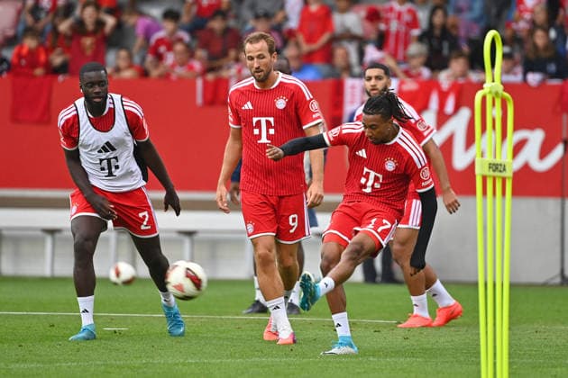 v.re:Michael OLISE (Bayern Muenchen), Harry KANE (Bayern Muenchen),Dayot UPAMECANO (Bayern Muenchen),Aktion. Oeffentliches Training FC Bayern Muenchen und Family Day am 17.08.2026 auf dem FC Bayern Campus in Muenchen. Fussball 1. Bundesliga,Saison 2026 2027. *** Re: Michael OLISE, Bayern Munich, Harry KANE, Bayern Munich; Dayot UPAMECANO, Bayern Munich; FC Bayern Munich Open Training Session and Family Day on August 17, 2026, at the FC Bayern Campus in Munich; Soccer, Bundesliga 1, 2026–2027 Season