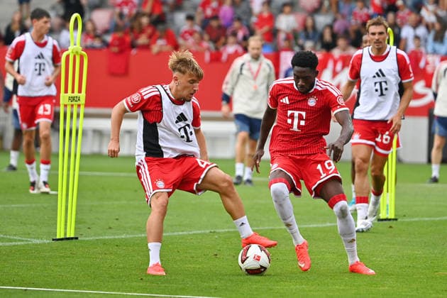 v.li:Lennart KARL (Bayern Muenchen), Aktion,Zweikampf gegen Alphonso DAVIES (Bayern Muenchen). Oeffentliches Training FC Bayern Muenchen und Family Day am 17.08.2026 auf dem FC Bayern Campus in Muenchen. Fussball 1. Bundesliga,Saison 2026 2027. *** From left: Lennart KARL, Bayern Munich; Action;Tackle against Alphonso DAVIES, Bayern Munich, Public Training Session for FC Bayern Munich and Family Day on August 17, 2026, at the FC Bayern Campus in Munich, Soccer, Bundesliga 1, 2026–2027 Season