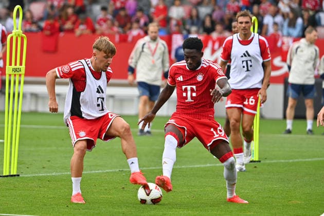 v.li:Lennart KARL (Bayern Muenchen), Aktion,Zweikampf gegen Alphonso DAVIES (Bayern Muenchen). Oeffentliches Training FC Bayern Muenchen und Family Day am 17.08.2026 auf dem FC Bayern Campus in Muenchen. Fussball 1. Bundesliga,Saison 2026 2027. *** From left: Lennart KARL, Bayern Munich; Action;Tackle against Alphonso DAVIES, Bayern Munich, Public Training Session for FC Bayern Munich and Family Day on August 17, 2026, at the FC Bayern Campus in Munich, Soccer, Bundesliga 1, 2026–2027 Season