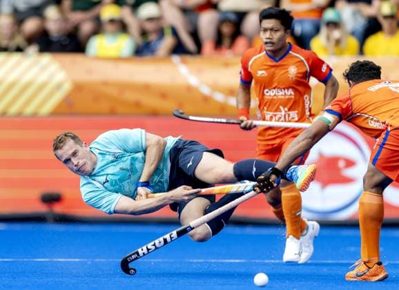 AMSTELVEEN - Stuart Rushmere of England in a duel with Harmanpreet Singh of India (R) during the group stage match at the Hockey World Cup between India and England at the Wagener Stadium. KOEN VAN WEEL ANP xVIxANPxSportx xxANPxIVx 565696550 originalFilename: 565696550.jpg