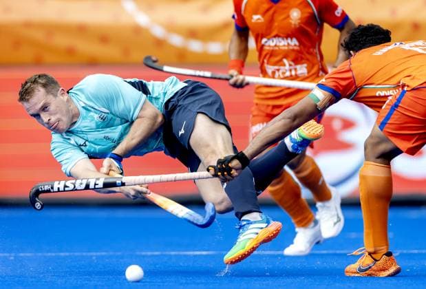 AMSTELVEEN - Stuart Rushmere of England in a duel with Harmanpreet Singh of India (R) during the group stage match at the Hockey World Cup between India and England at the Wagener Stadium. KOEN VAN WEEL ANP xVIxANPxSportx xxANPxIVx 565696558 originalFilename: 565696558.jpg